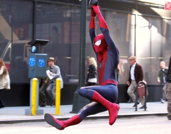 Andrew Garfield en homme-araignée pendant le tournage de The Amazing Spider-Man 2 à New York le 28 avril 2013.