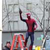 Andrew Garfield s'élance d'une échelle sur le tournage de The Amazing Spider-Man 2 à New York le 28 avril 2013.