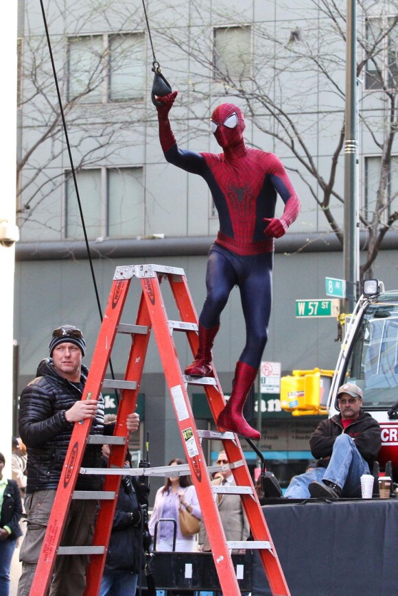 Andrew Garfield s'élance d'une échelle sur le tournage de The Amazing Spider-Man 2 à New York le 28 avril 2013.