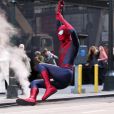 Andrew Garfield saute sur le tournage de The Amazing Spider-Man 2 à New York le 28 avril 2013.