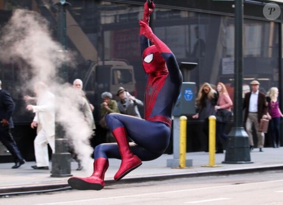 Andrew Garfield saute sur le tournage de The Amazing Spider-Man 2 à New York le 28 avril 2013.