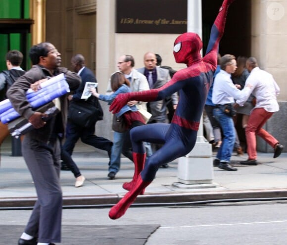 Spider-Man attaque Max Dillon sur le tournage de The Amazing Spider-Man 2 à New York le 28 avril 2013.