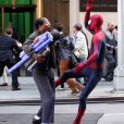 Spider-man aka Andrew Garfield en action face à Jamie Foxx sur le tournage de The Amazing Spider-Man 2 à New York le 28 avril 2013.