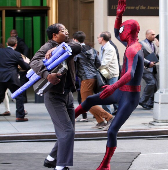 Spider-man aka Andrew Garfield en action face à Jamie Foxx sur le tournage de The Amazing Spider-Man 2 à New York le 28 avril 2013.