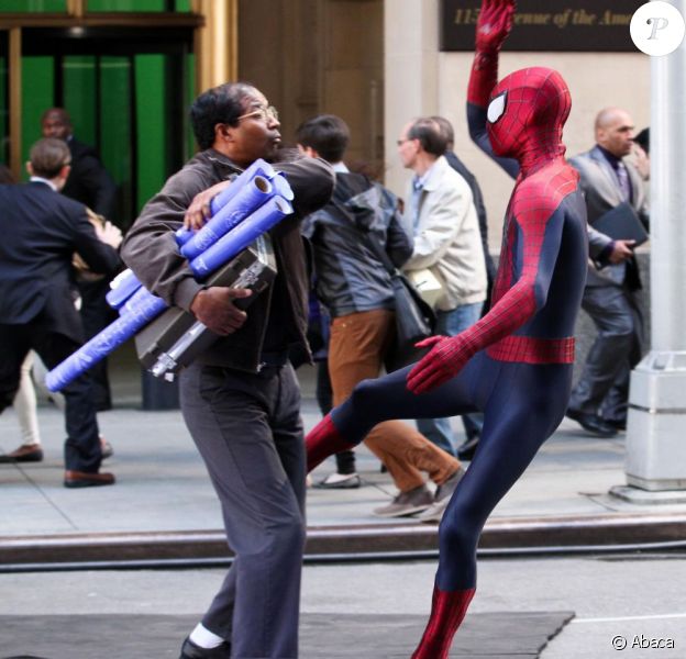 Spider-man aka Andrew Garfield en action face à Jamie Foxx sur le tournage de The Amazing Spider-Man 2 à New York le 28 avril 2013.