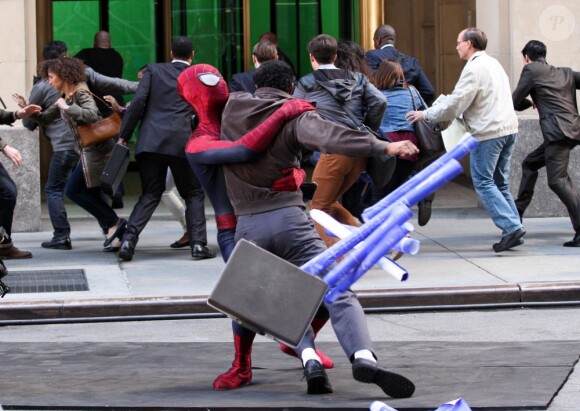 Spider-Man se bat sur le tournage de The Amazing Spider-Man 2 à New York le 28 avril 2013.
