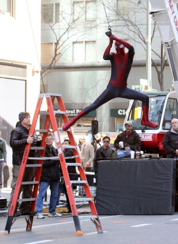Andrew Garfield s'apprête à entrer en action sur le tournage de The Amazing Spider-Man 2 à New York le 28 avril 2013.