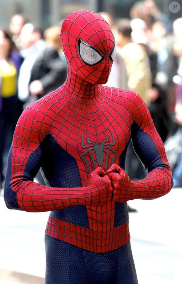Andrew Garfield dans son costume moulant sur le tournage de The Amazing Spider-Man 2 à New York le 28 avril 2013.