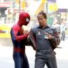 Andrew Garfield stoppe Jamie Foxx sur le tournage de The Amazing Spider-Man 2 à New York le 28 avril 2013.