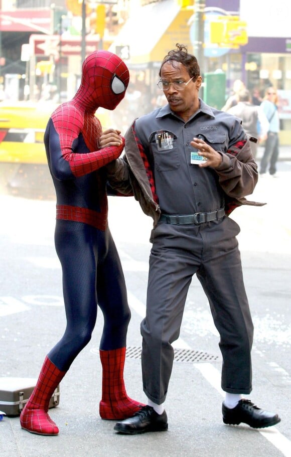 Andrew Garfield stoppe Jamie Foxx sur le tournage de The Amazing Spider-Man 2 à New York le 28 avril 2013.