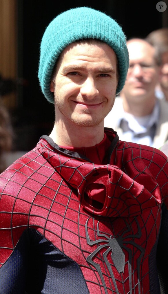 Andrew Garfield tout sourire sur le tournage de The Amazing Spider-Man 2 à New York le 28 avril 2013.