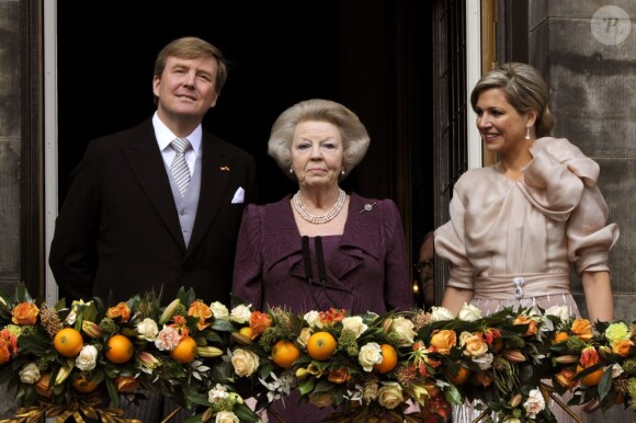 Le roi Willem-Alexander des Pays-Bas, la princesse Beatrix et la reine Maxima des Pays-Bas au balcon du palais royal à Amsterdam mardi 30 avril 2013, vers 11 heures, devant un Dam plein d'une foule en liesse, quelques minutes après l'abdication de Beatrix au profit de son fils.
