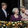 Le roi Willem-Alexander des Pays-Bas, la princesse Beatrix et la reine Maxima des Pays-Bas au balcon du palais royal à Amsterdam mardi 30 avril 2013, vers 11 heures, devant un Dam plein d'une foule en liesse, quelques minutes après l'abdication de Beatrix au profit de son fils.