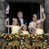 Le roi Willem-Alexander des Pays-Bas, la reine Maxima des Pays-Bas et leurs filles Catharina-Amalia, Alexia et Ariane, au balcon du palais royal à Amsterdam mardi 30 avril 2013, vers 11 heures, devant un Dam plein d'une foule en liesse, quelques minutes après l'abdication de la reine/princesse Beatrix au profit de son fils.