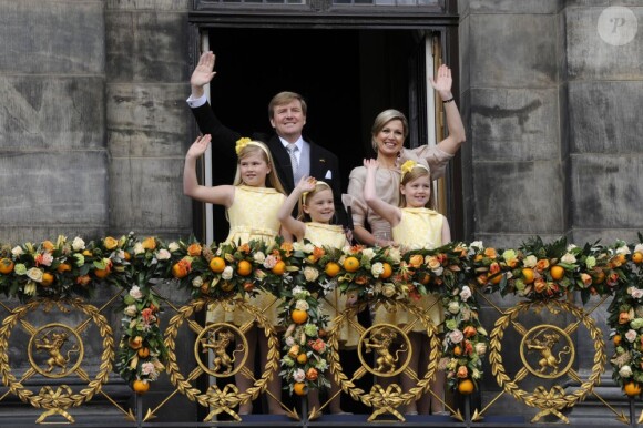 Le roi Willem-Alexander des Pays-Bas, la reine Maxima des Pays-Bas et leurs filles Catharina-Amalia, Alexia et Ariane, au balcon du palais royal à Amsterdam mardi 30 avril 2013, vers 11 heures, devant un Dam plein d'une foule en liesse, quelques minutes après l'abdication de la reine/princesse Beatrix au profit de son fils.