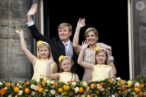 Le roi Willem-Alexander des Pays-Bas et la reine Maxima sont apparues avec leurs filles Catharina-Amalia, Alexia et Ariane, au balcon du palais royal à Amsterdam mardi 30 avril 2013, vers 11 heures, devant un Dam plein d'une foule en liesse, quelques minutes après l'abdication de la reine/princesse Beatrix au profit de son fils.