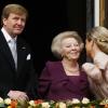 Le roi Willem-Alexander des Pays-Bas, la princesse Beatrix et la reine Maxima des Pays-Bas sont apparus au balcon du palais royal à Amsterdam mardi 30 avril 2013, vers 11 heures, devant un Dam plein d'une foule en liesse, quelques minutes après l'abdication de Beatrix au profit de son fils.