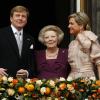 Le roi Willem-Alexander des Pays-Bas, la princesse Beatrix et la reine Maxima des Pays-Bas sont apparus au balcon du palais royal à Amsterdam mardi 30 avril 2013, vers 11 heures, devant un Dam plein d'une foule en liesse, quelques minutes après l'abdication de Beatrix au profit de son fils.