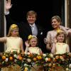 Le roi Willem-Alexander des Pays-Bas et la reine Maxima sont apparues avec leurs filles Catharina-Amalia, Alexia et Ariane, au balcon du palais royal à Amsterdam mardi 30 avril 2013, vers 11 heures, devant un Dam plein d'une foule en liesse, quelques minutes après l'abdication de la reine/princesse Beatrix au profit de son fils.