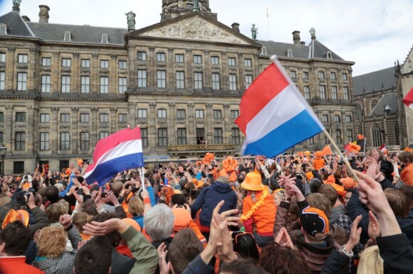Ambiance sur le Dam d'Amsterdam le 30 avril 2013 pour l'abdication de la reine Beatrix et l'intronisation du roi Willem-Alexander des Pays-Bas et de la princesse Maxima.