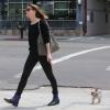 L'actrice Amber Heard dans les rues de Los Angeles avec son minuscule chien le 30 avril 2013