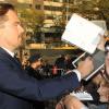 Leonardo DiCaprio signe des autographes à la première mondiale de Gatsby le Magnifique au Lincoln Center de New York City, le 1er mai 2013.