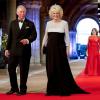 Le prince Charles et Camilla Parker-Bowles arrivant au dîner d'adieu de la reine Beatrix des Pays-Bas, à Amsterdam, le 29 avril 2013