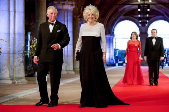 Le prince Charles et Camilla Parker-Bowles arrivant au dîner d'adieu de la reine Beatrix des Pays-Bas, à Amsterdam, le 29 avril 2013