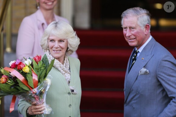 Camilla Parker Bowles et le prince Charles arrivant à Amsterdam le 29 avril 2013 pour les cérémonies de l'intronisation du roi Willem-Alexander des Pays-Bas.