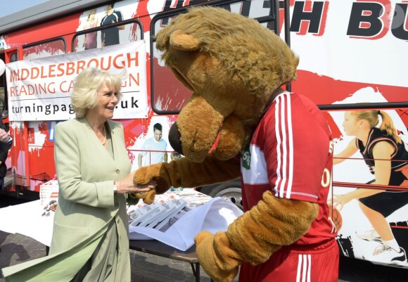Camilla Parker Bowles en visite à Middlesbourgh le 2 mai 2013 dans le cadre d'une opération du National Literacy Trust, dont elle est la marraine.