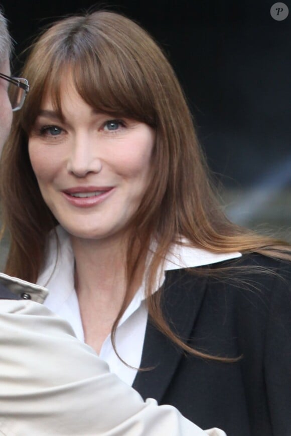 Carla Bruni arrive à l'enregistrement de l'émission de télévision Champs-Élysées qui sera diffusée le 11 mai 2013 à 20h45 sur France 2. Michel Drucker accueillera également Hugh Laurie, M.Pokora, Alain Delon et sa fille Anouchka, et Helena Noguerra. A Paris, le 2 mai 2013.