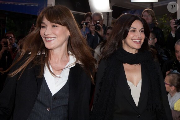Carla Bruni et Helena Noguerra arrivent à l'enregistrement de l'émission Champs-Élysées qui sera diffusée le 11 mai 2013 à 20h45 sur France 2. Michel Drucker accueillera également Hugh Laurie, M.Pokora, Alain Delon et sa fille Anouchka. A Paris, le 2 mai 2013.