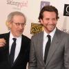 Steven Spielberg et Bradley Cooper complices lors des Critics Choice Movie Awards à Santa Monica le 10 janvier 2013.