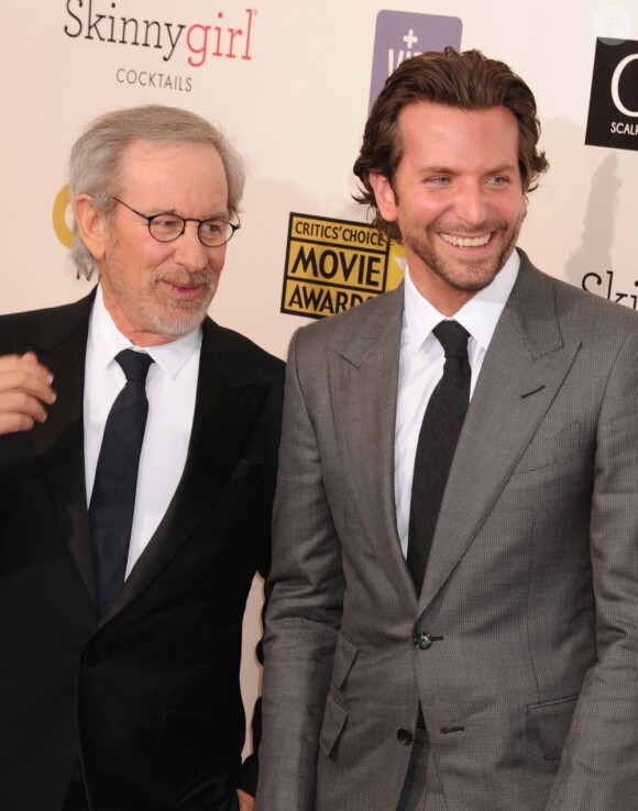 Steven Spielberg et Bradley Cooper complices lors des Critics Choice Movie Awards à Santa Monica le 10 janvier 2013.