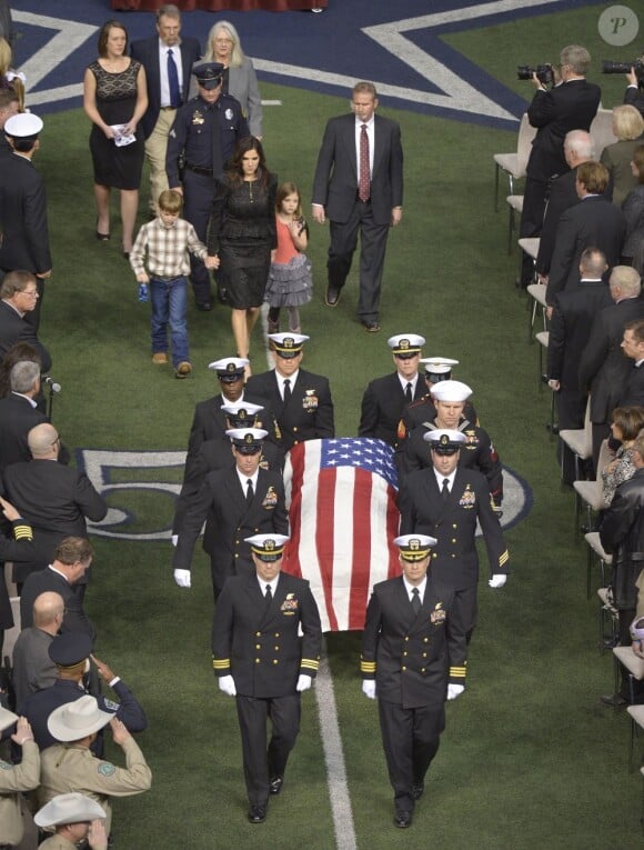 Taya Kyle et ses deux enfants lors de la cérémonie donnée en l'honneur de Chris Kyle au Cowboys Stadium de Arlington, le 11 février 2013.
