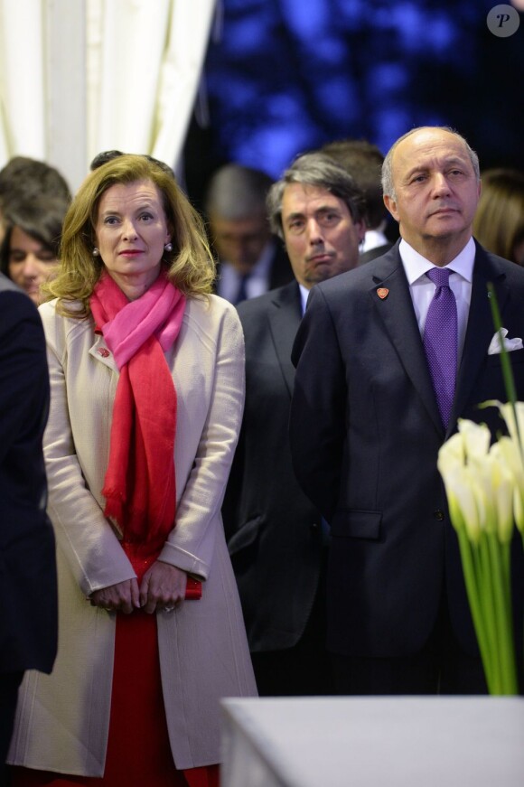 Valérie Trierweiler et Laurent Fabius, ministre des Affaires étrangères, lors d'une soirée organisée au consulat français de Shanghai le 26 avril 2013, en conclusion de la visite officielle de François Hollande.