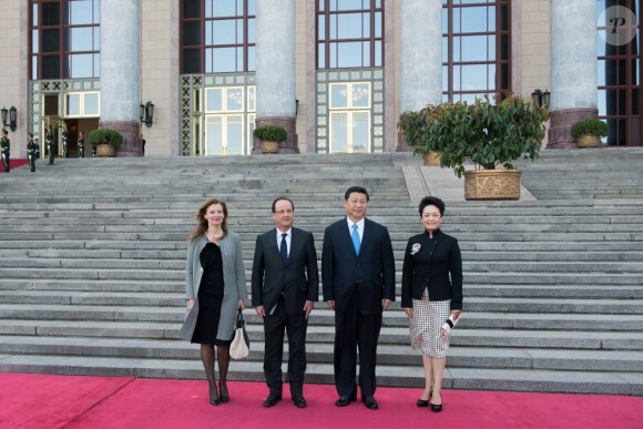 François Hollande et Valérie Trierweiler accueillis à Pékin le 25 avril 2013.