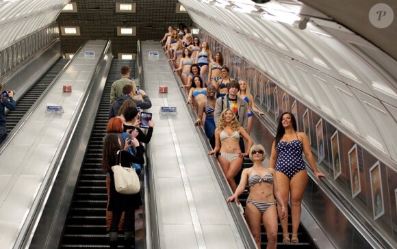 Des anonymes volontaires attisent la curiosité des usagers du métro londonien qu'elles envahissaient en bikini ce jeudi 2 mai au cours d'un happening. La campagne Dare to Dip ("Osez vous baigner") de Nivea souhaitent motiver les femmes de toute âge à assumer leurs corps à l'approche de l'été.