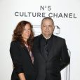 Jean-Pierre Jeunet et sa femme Lisa à l'exposition "N°5 Culture Chanel" au Palais de Tokyo à Paris le 3 mai 2013. L'exposition "N°5 Culture Chanel" retrace l'histoire et les secrets, jusqu'alors bien gardés, du mythique parfum de la maison Chanel.