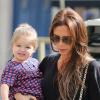 Victoria Beckham fait du shopping avec sa fille Harper dans les rues de Paris le 4 mai 2013.
