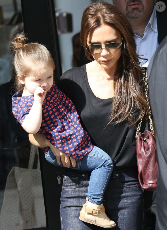 Victoria Beckham fait du shopping avec sa fillette Harper dans les rues de Paris le 4 mai 2013.