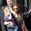Victoria Beckham fait du shopping avec sa fille Harper dans les rues de Paris le 4 mai 2013.