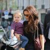 Victoria Beckham fait du shopping avec sa fille Harper dans les rues de Paris le 4 mai 2013.