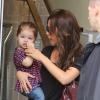 Victoria Beckham fait du shopping avec sa fille Harper à Paris le 4 mai 2013.