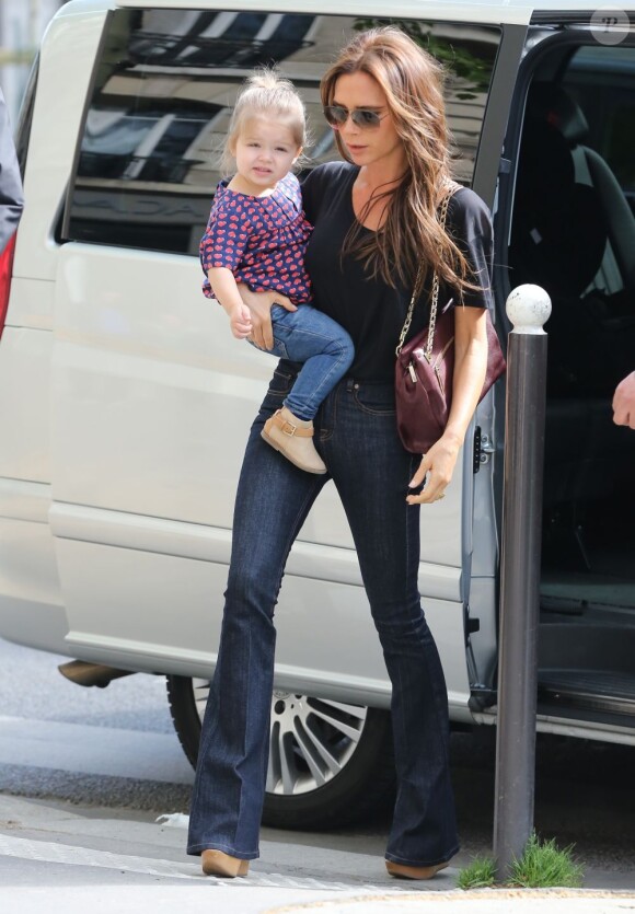 Victoria Beckham fait du shopping avec sa fillette Harper à Paris le 4 mai 2013.
