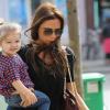 Victoria Beckham fait du shopping avec sa fille Harper dans Paris le 4 mai 2013.