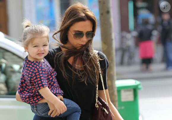 Victoria Beckham fait du shopping avec sa fille Harper dans Paris le 4 mai 2013.