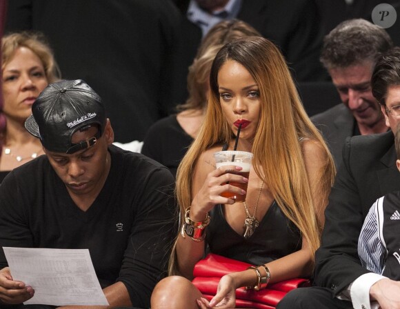 La chanteuse Rihanna assistant à un match de NBA, le samedi 4 mai 2013.