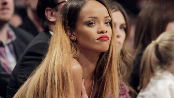 Rihanna : Sexy et blonde à un match de basket, elle boude Chris Brown