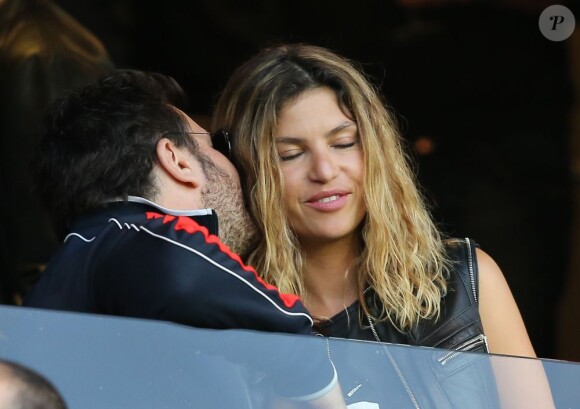 Michaël Youn et Isabelle Funaro lors de la 35e journée du championnat de France de football, au Parc des Princes, entre le PSG et Valenciennes (1-1), à Paris le 5 mai 2013.
